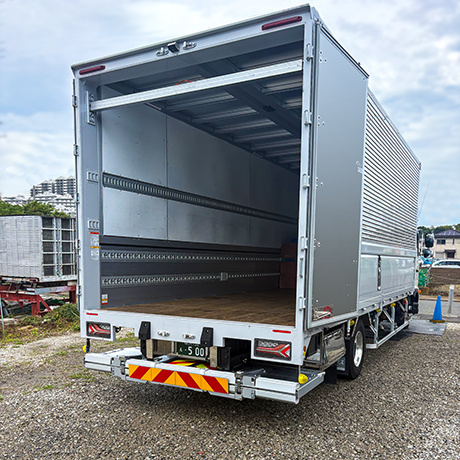 MUトランス車両紹介 格納ゲートにチルト機能搭載 全車ラッシングレール2段以上