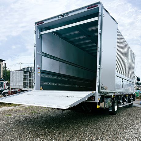 MUトランス車両紹介 格納ゲートにチルト機能搭載 全車ラッシングレール2段以上